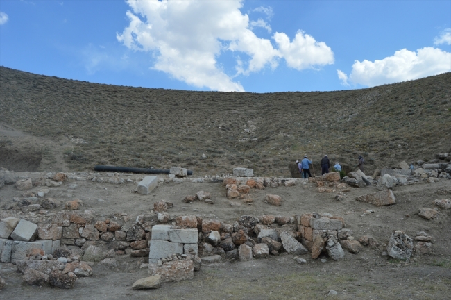 Apameia Antik Kenti tiyatrosu gün yüzüne çıkarılıyor